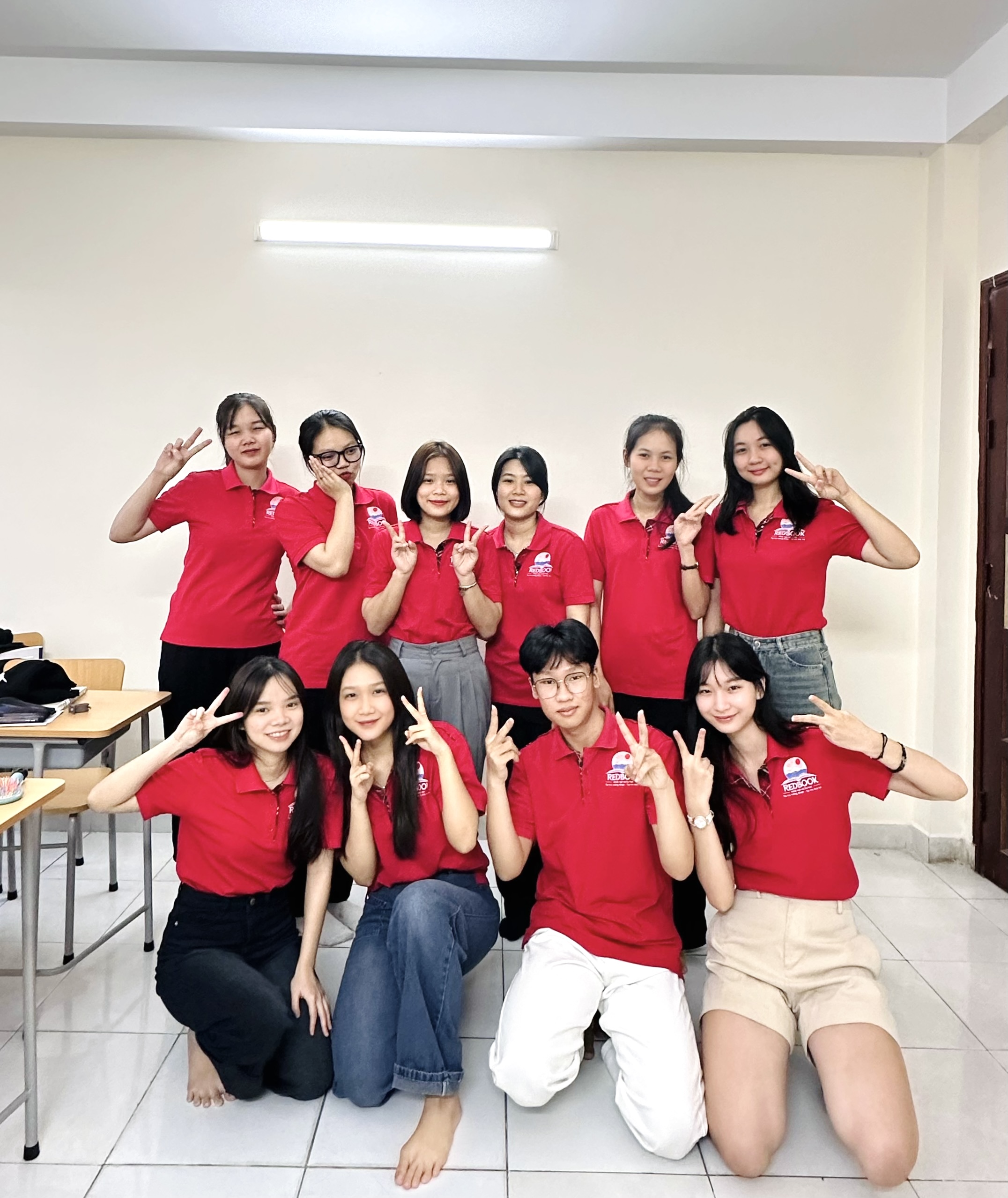 Bạn đang tìm kiếm một chương trình học tiếng Nhật bài bản, dễ hiểu, hiệu quả và phù hợp với lịch trình cá nhân? REDBOOK chính là lựa chọn lý tưởng với các khóa học tiếng Nhật cả Online và Offline, phù hợp cho mọi đối tượng học viên: học sinh – sinh viên, người đi làm, thực tập sinh hay người có định hướng du học, làm việc tại Nhật.